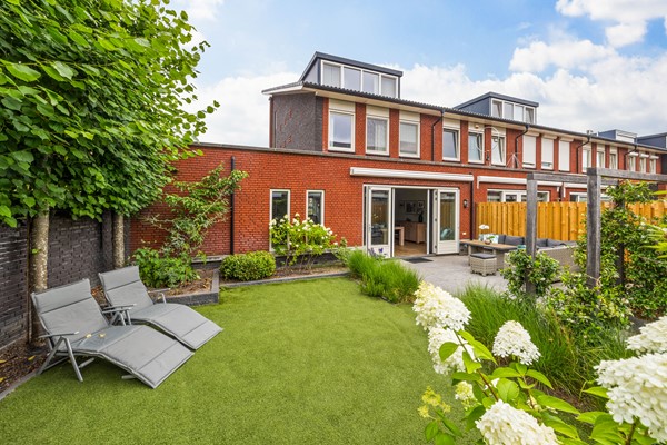 Uitgebouwde hoekwoning met vijf slaapkamers, twee badkamers én bonusruimte
